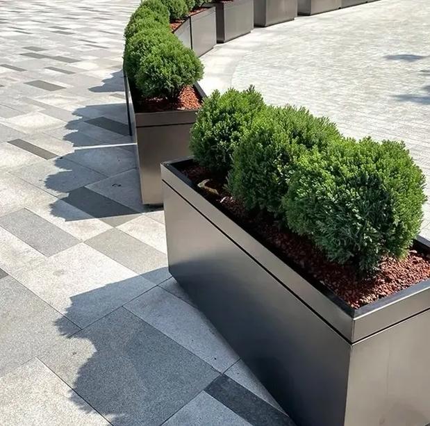 成都天府广场及人民南路景观带花箱定制项目：泉州良一工艺品有限公司标杆工程案例