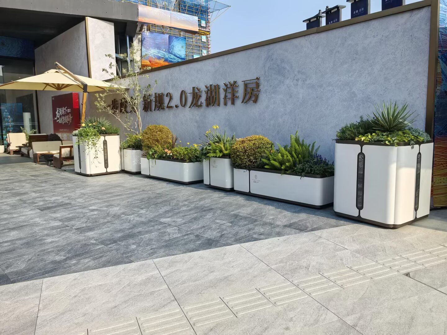 浙江绍兴镜湖新区·龙湖金帝天汇及春江天镜花箱定制项目：泉州良一工艺品有限公司标杆工程案例