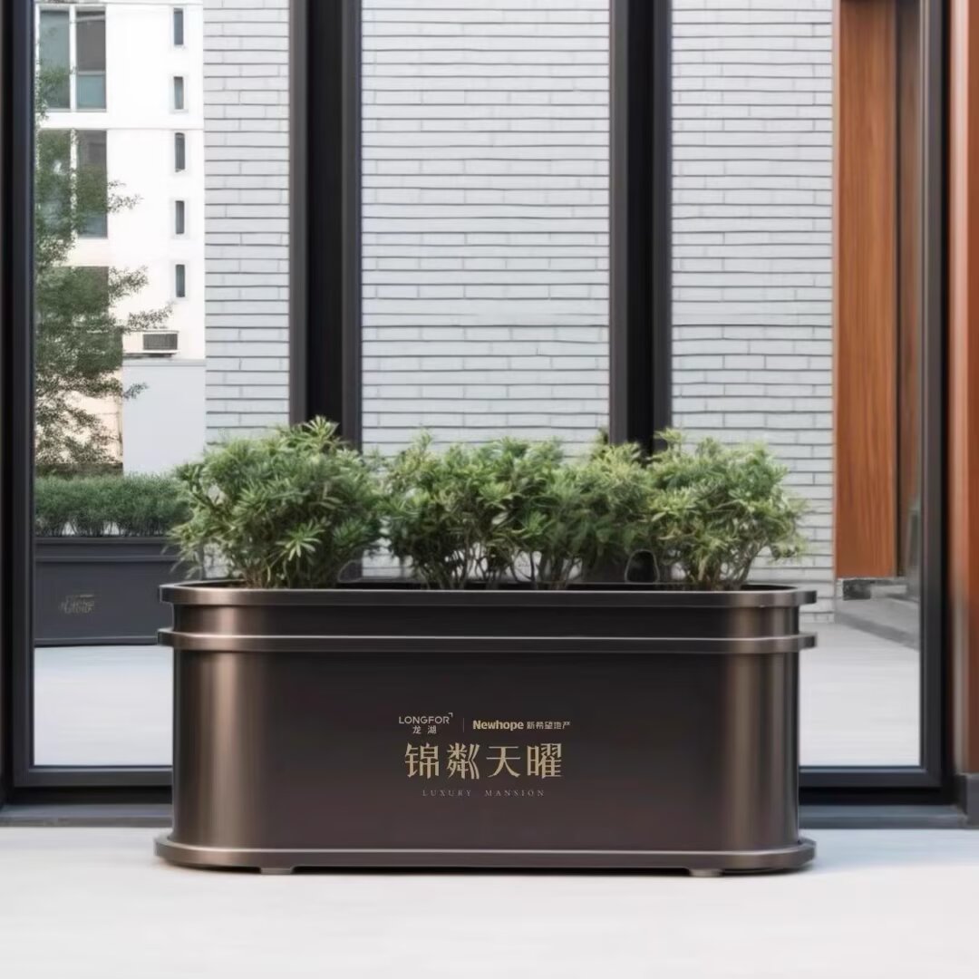 汕尾“红蓝交融·滨海高速”沈海高速汕尾段及兴汕高速出入口花箱定制项目：泉州良一工艺品有限公司标杆工程案例